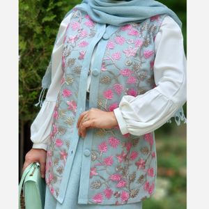 خرید اینترنتی قیمت وست(جلیقه) جین و تور سوزندوزی زیبای زنانه