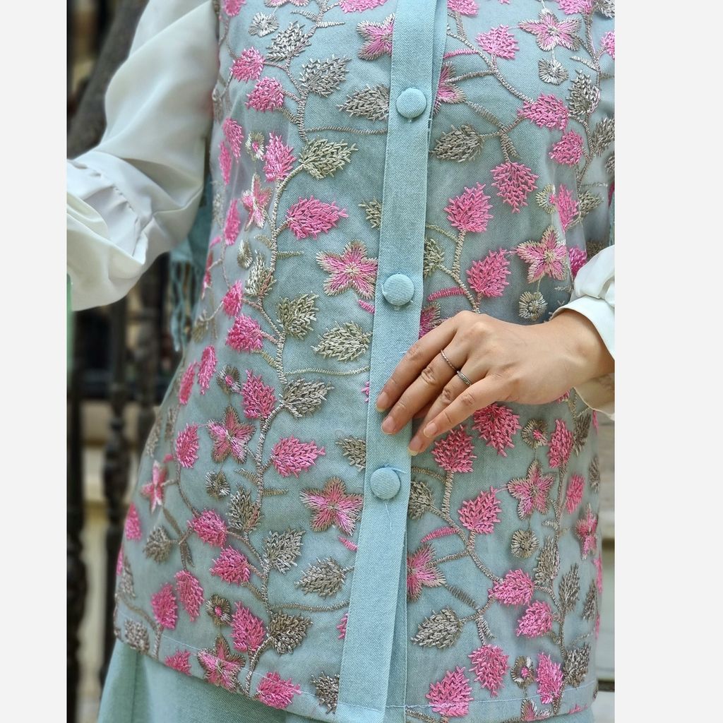 خرید اینترنتی قیمت وست(جلیقه) جین و تور سوزندوزی زیبای زنانه