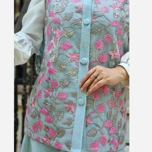 خرید اینترنتی قیمت وست(جلیقه) جین و تور سوزندوزی زیبای زنانه