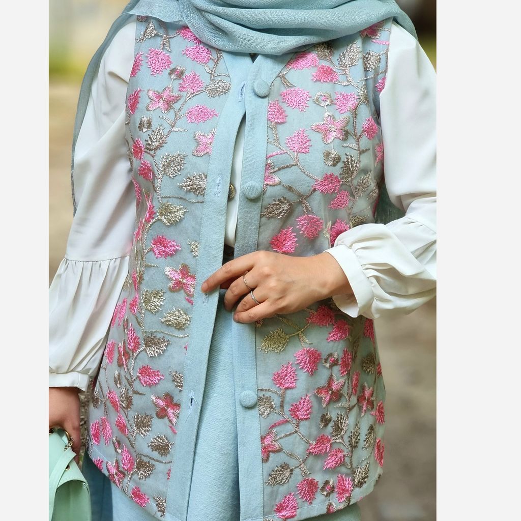 خرید اینترنتی قیمت وست(جلیقه) جین و تور سوزندوزی زیبای زنانه