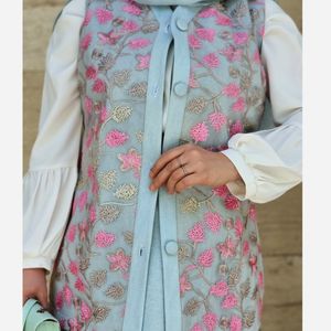 خرید اینترنتی قیمت وست(جلیقه) جین و تور سوزندوزی زیبای زنانه