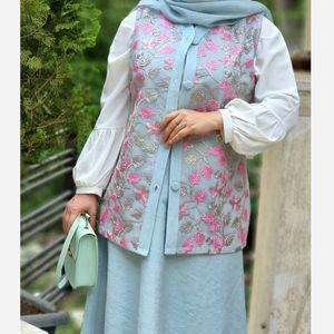 خرید اینترنتی قیمت وست(جلیقه) جین و تور سوزندوزی زیبای زنانه