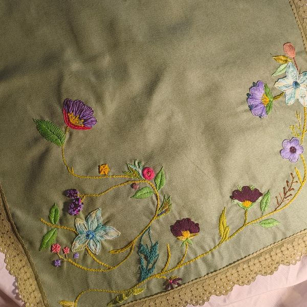 رومیزی گلدوزی و جواهر دوزی