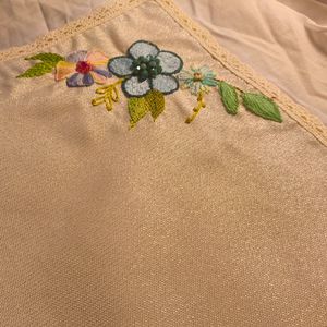 رومیزی گلدوزی و جواهر دوزی شده