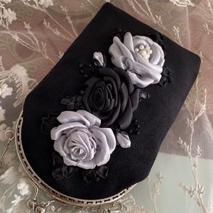 مشخصات کیف دهانه فلزی مدل ماه نقره ای