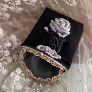 مشخصات کیف دهانه فلزی مدل ماه نقره ای
