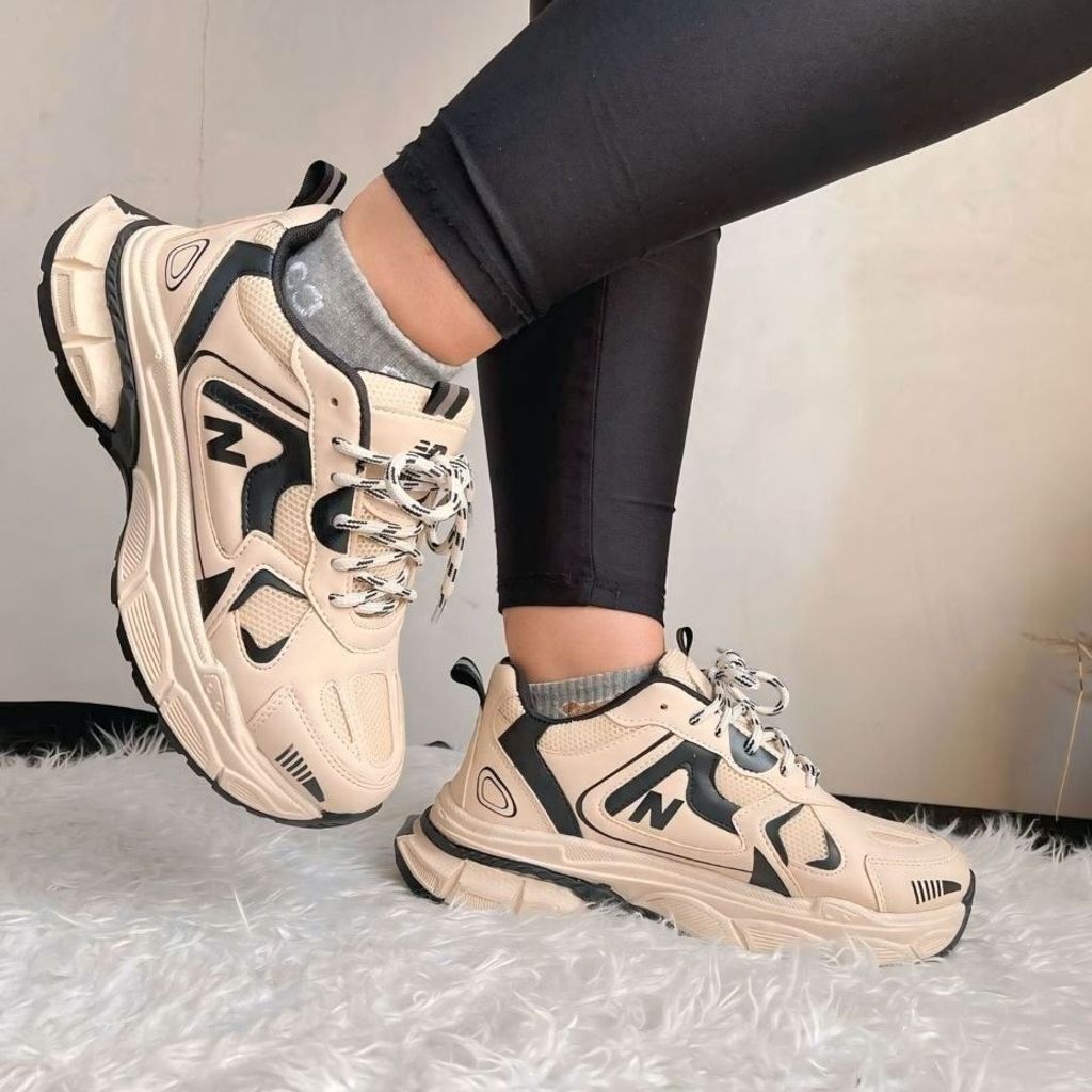قیمت ارزان کفش نیوبالانس لژدار 990 رنگ کرم مشکی 