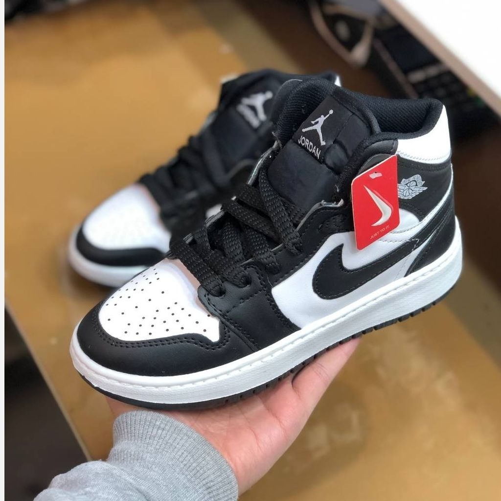 خرید اینترنتی کفش نایک جردن زنانه رنگ سفید مشکی 