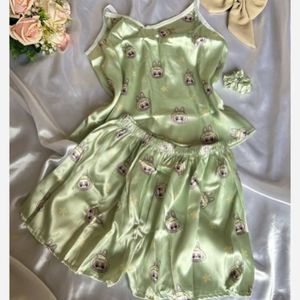 مشخصات تاپ و شلوارک طرحدار زنانه