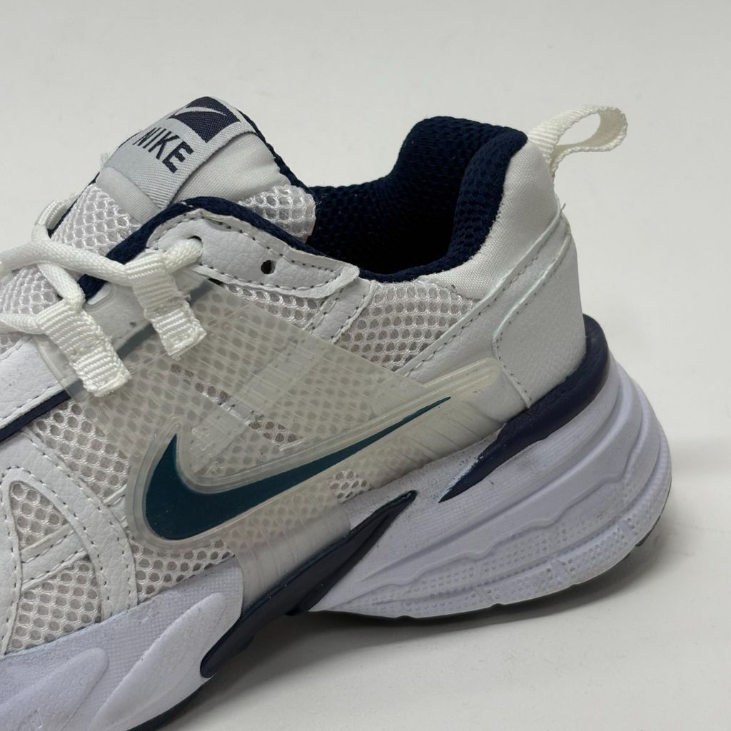 خرید آنلاین کتونی اسپرت مدل نایک v2k رنگ سفید سرمه ای