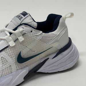 خرید آنلاین کتونی اسپرت مدل نایک v2k رنگ سفید سرمه ای