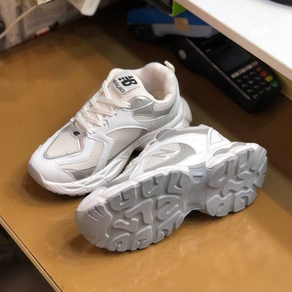 کفش نیوبالانس 9040 زنانه رنگ سفید طوسی