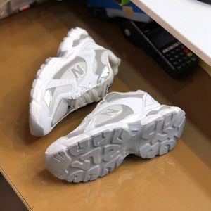 خرید آنلاین کفش نیوبالانس 9040 زنانه رنگ سفید طوسی 