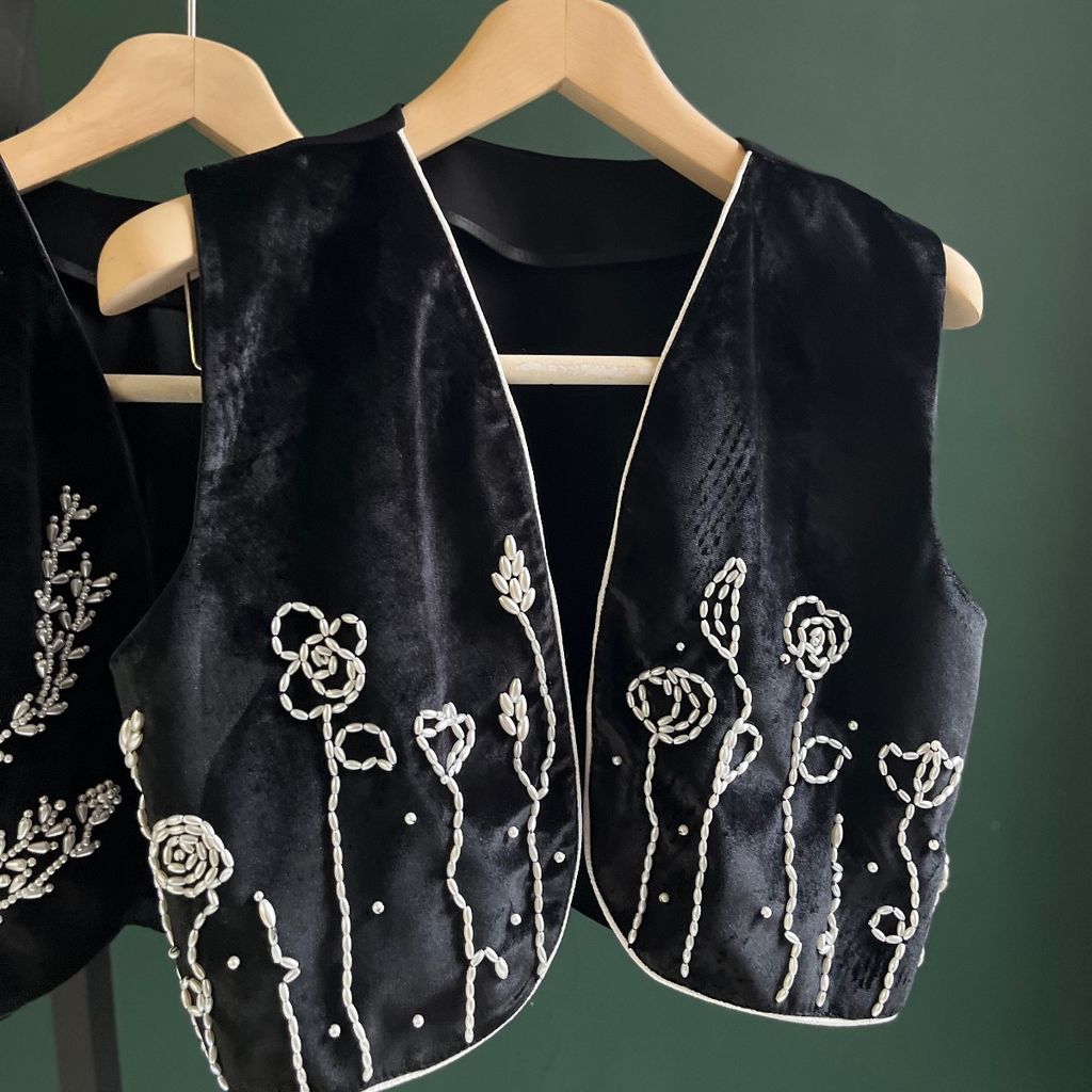 قیمت ارزان جلیقه دست دوز مرواریدی طرح رز