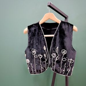 خرید انلاین جلیقه دست دوز مرواریدی طرح رز