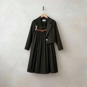 کت و دامن زنانه همراه کمربند برموداشاپ