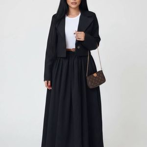 فروش اینترنتی کت و دامن زنانه همراه کمربند برموداشاپ