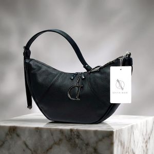 کیف چرمی دوشی زنانه وارداتی خارجی مدل هلال (Hobo) - برند Onyx Bag
