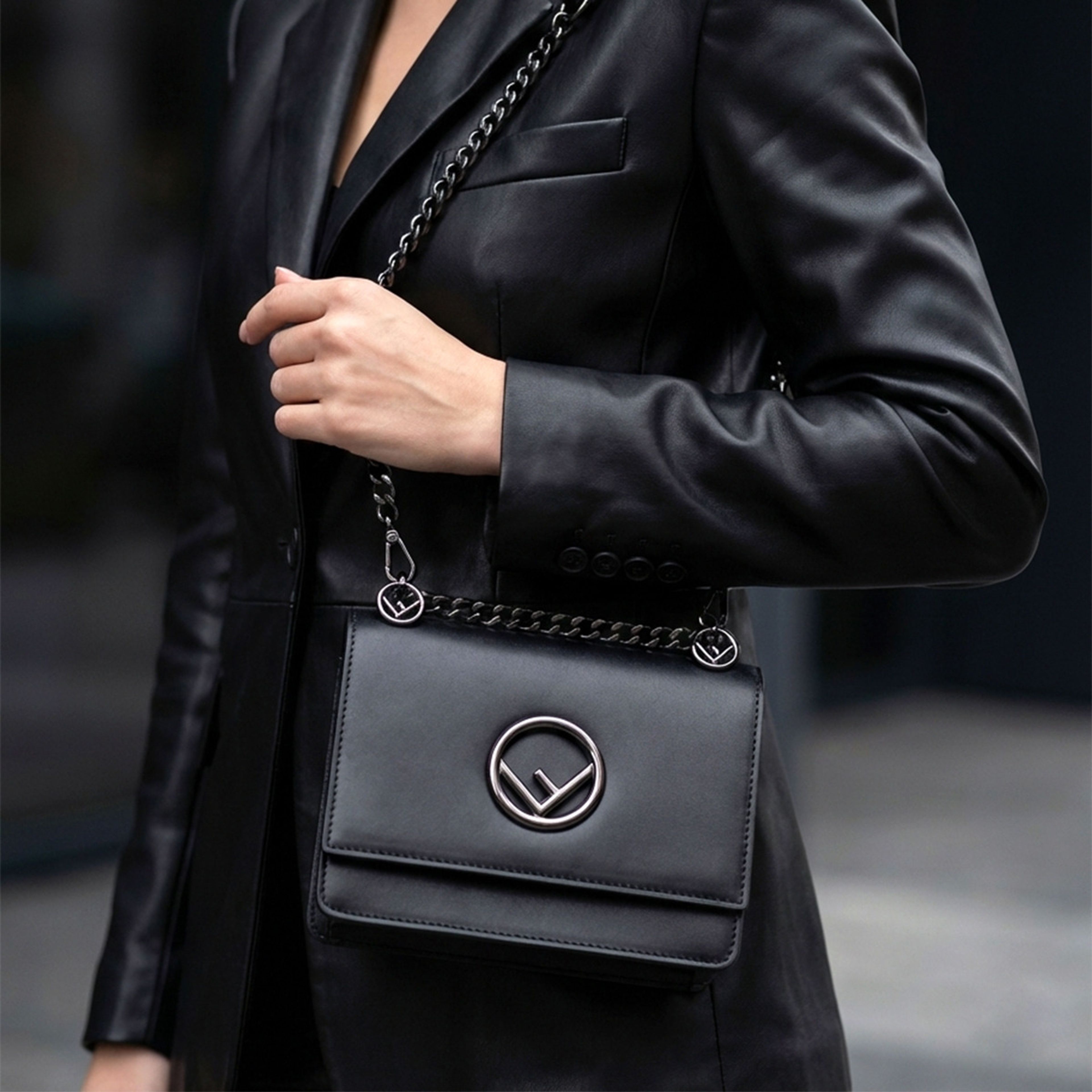 مشخصات کیف رو دوشی زنانه وارداتی درجه یک طرح فندی Fendi