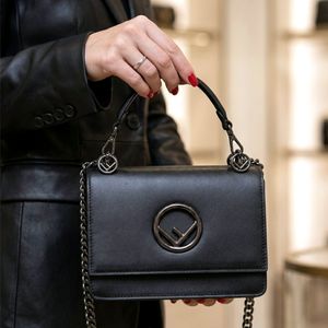 فروش اینترنتی کیف رو دوشی زنانه وارداتی درجه یک طرح فندی Fendi