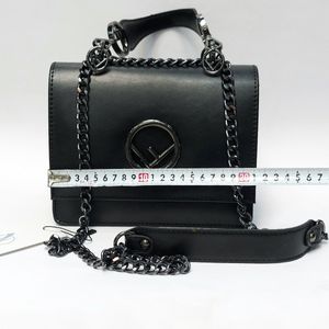 خرید انلاین کیف رو دوشی زنانه وارداتی درجه یک طرح فندی Fendi