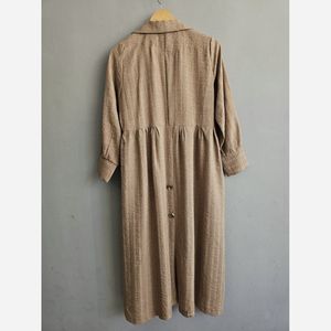 خرید آنلاین مانتو پشت دکمه ای مدل الگا نسکافه ای
