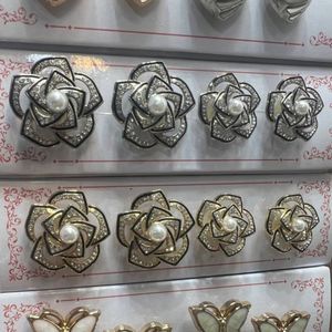 دکمه فلزی گل طلایی نگین دار وسط مرواریدی سایز بزرگ