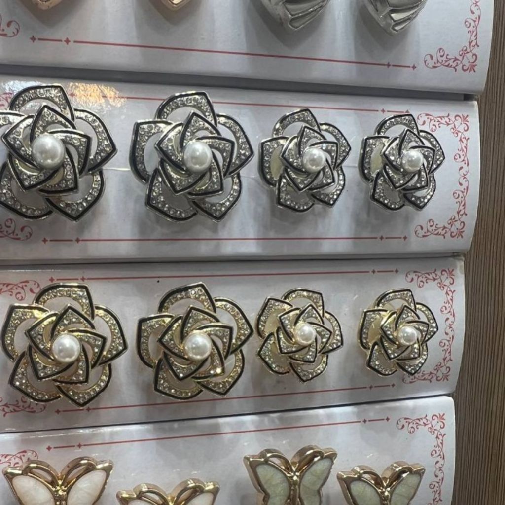 مشخصات دکمه فلزی گل طلایی نگین دارطلایی سایز کوچک