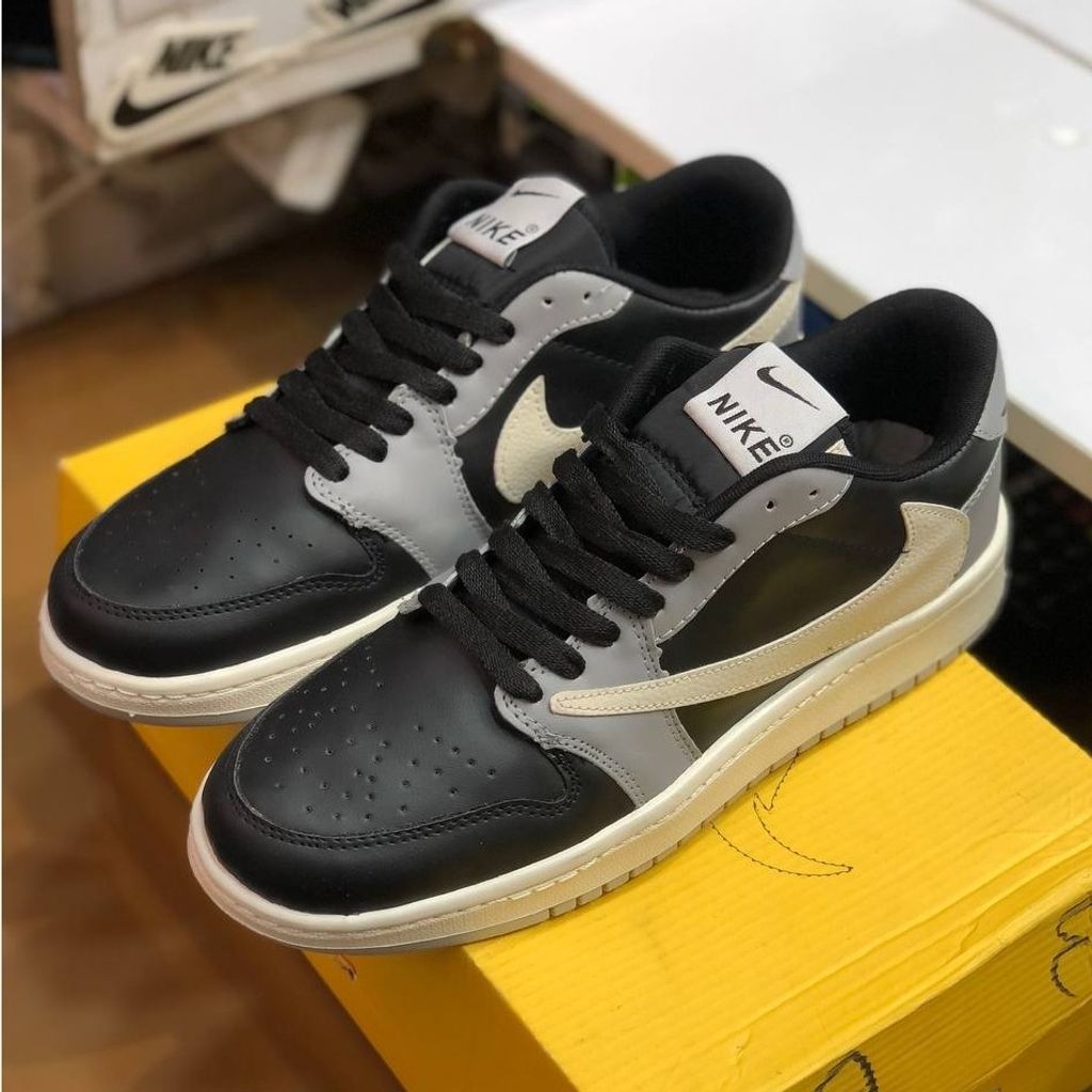 خرید اینترنتی کفش نایک تراویس مردانه رنگ مشکی طوسی 