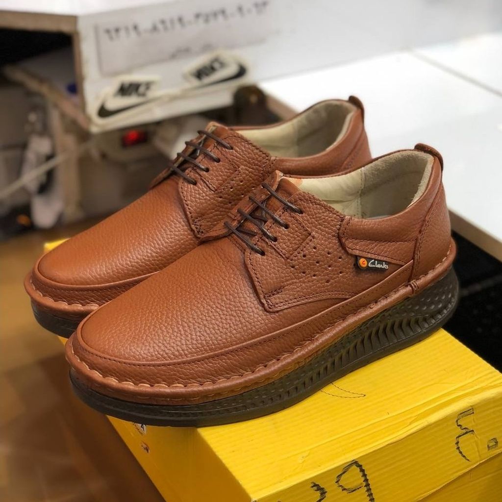 مشخصات کفش چرم مردانه کلارک زیره پرفکت عسلی 