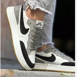 خرید اینترنتی قیمت کفش نایک SB مردانه رنگ طوسی سفید