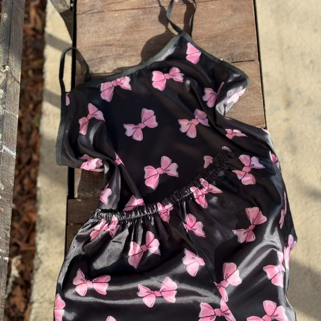 مشخصات تاپ و شلوارم ساتن پاپیون