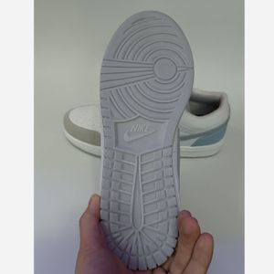 فروش اینترنتی کتونی مردانه نایک جردن 1 طوسی سفید روشن کیفیت بالا