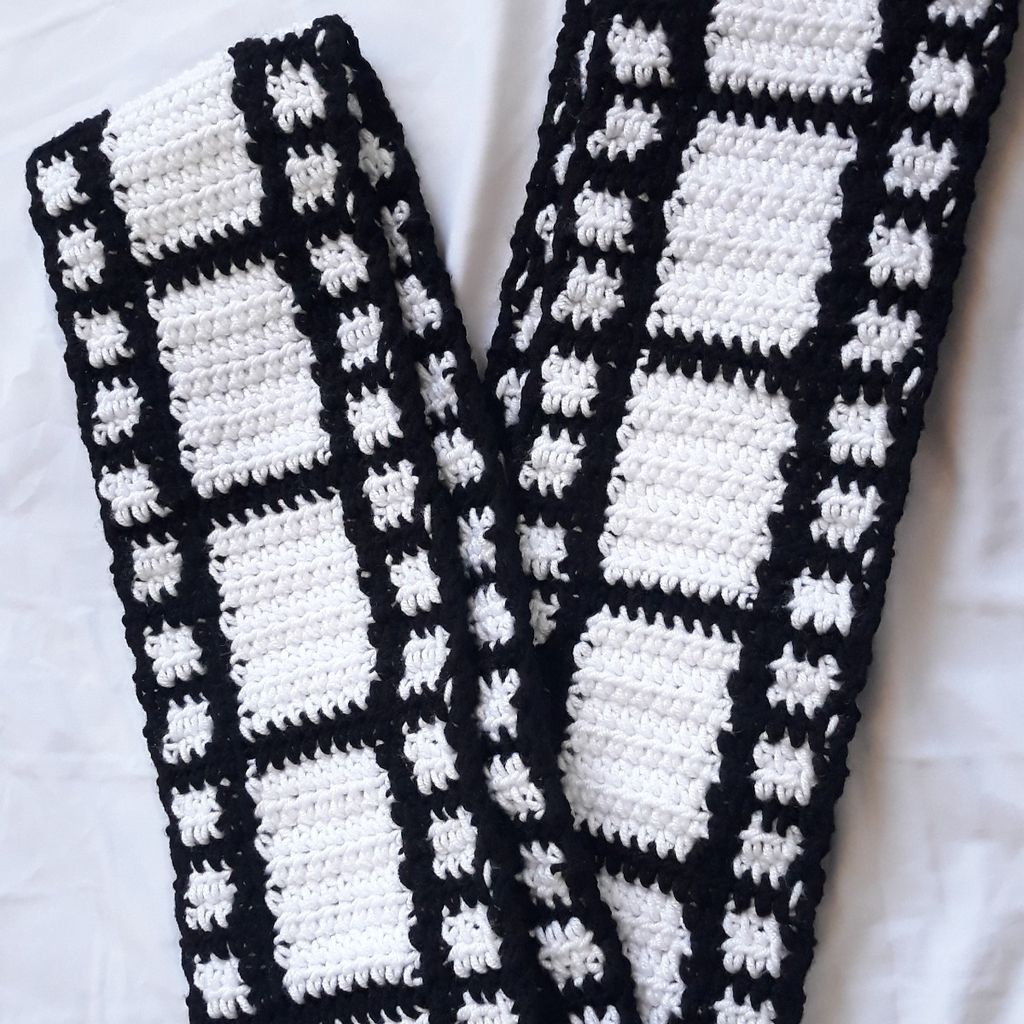 خرید آنلاین شالگردن بافتنی طرح نوار فیلم