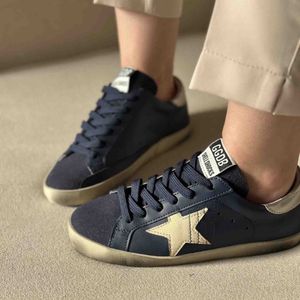 کتونی گلدن گوس زنانه (Golden Goose) – رنگ سرمه‌ای مات با ستاره کرم |
