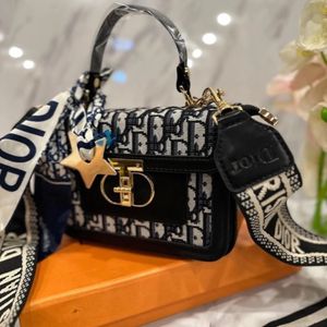 کیف مجلسی دخترانه دستی و دوشی زنانه مارک dior اسپرت روزانه مینی بگ مستر کو