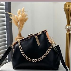 کیف مجلسی زنانه دهنه دار دستی دوشی چرم مشکی فندی fendi دخترانه فانتزی