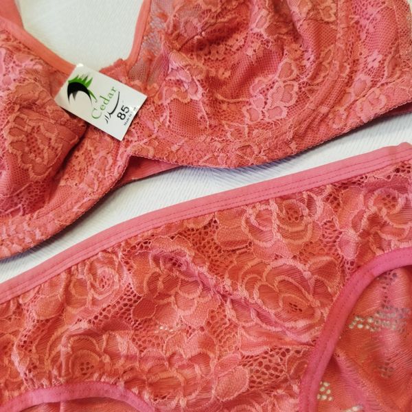 ست شورت و سوتین فنردار گیپوری زنانه stywu27