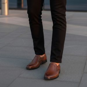 خرید اینترنتی قیمت پکیج رسمی مردانه سفید (پیراهن سفید مدل VQ  کفش مردانه عسلی مدل Dena  ست کیف و کمربند عسلی مدل M101)
