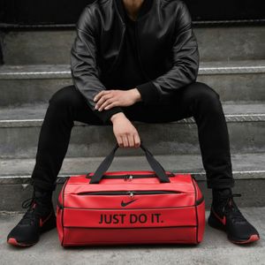 خرید اینترنتی قیمت پکیج کفش ورزشی tigo مشکی قرمز  ساک ورزشی نایکی just do it