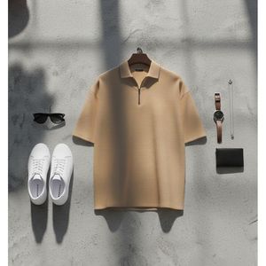 خرید اینترنتی قیمت تیشرت مردانه یقه زیپ دار نسکافه ای مدل Arban