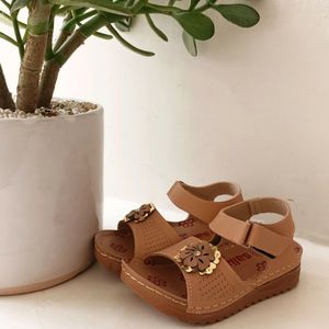 صندل دخترانه طرح گل رنگ کرم سایز 26 تا 30