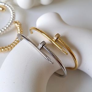 خرید اینترنتی قیمت دستبند میخی نگینی