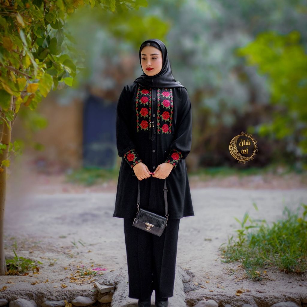 خرید اینترنتی مانتو و شلوار گلدوزی یلدا