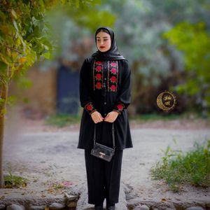 خرید اینترنتی مانتو و شلوار گلدوزی یلدا