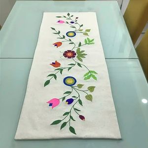 رومیزی گلدوزی شده با دست