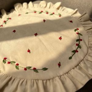 رومیزی گلدوزی شده با حاشیه چین
