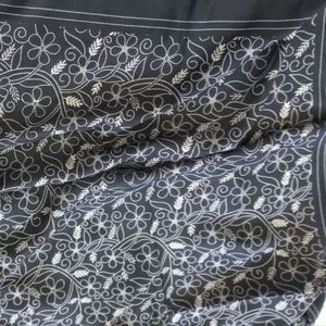 مشخصات روسری نخی طرح گل گلی