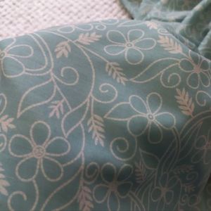 خرید آنلاین روسری نخی طرح گل گلی