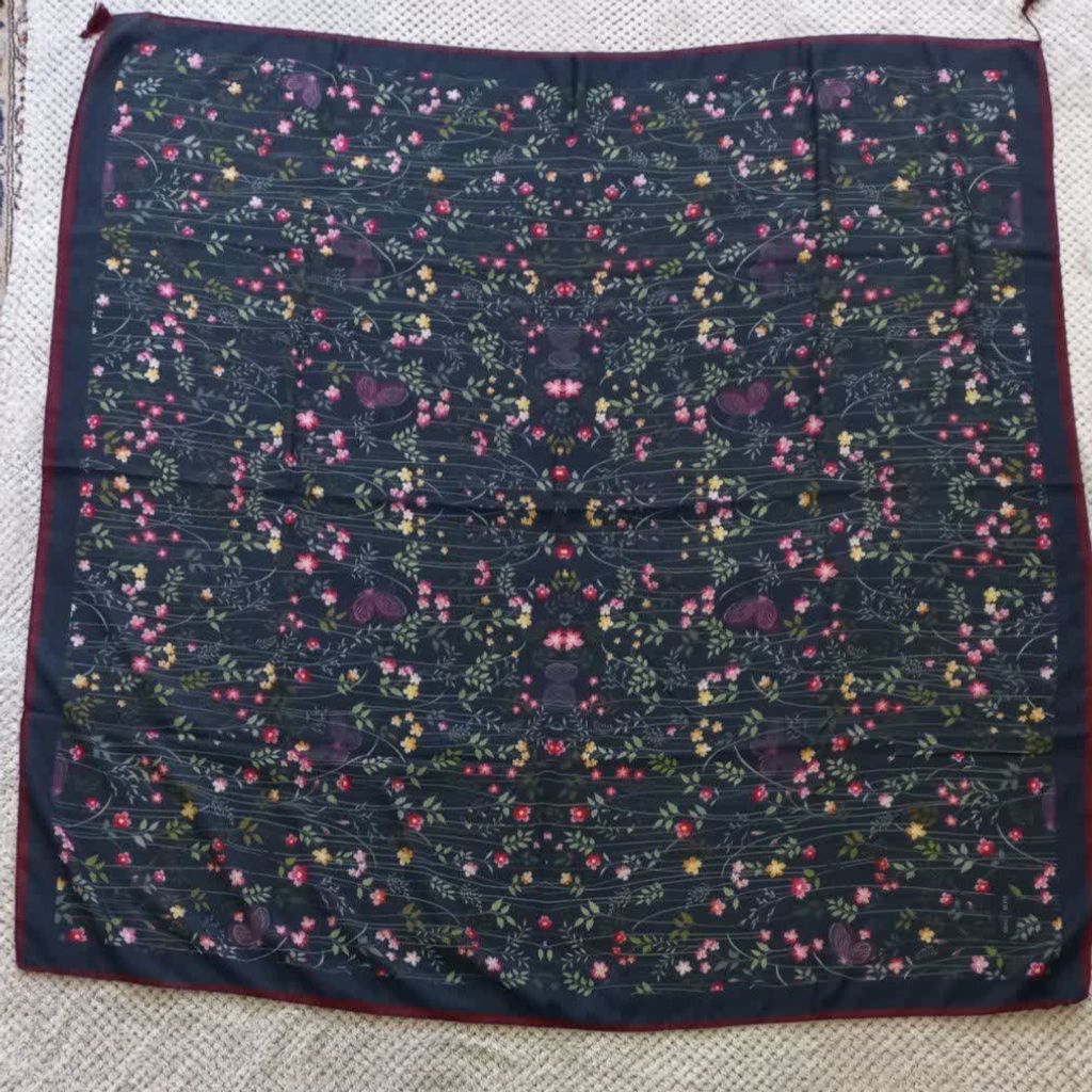 مشخصات روسری نخی طرح گل و بوته